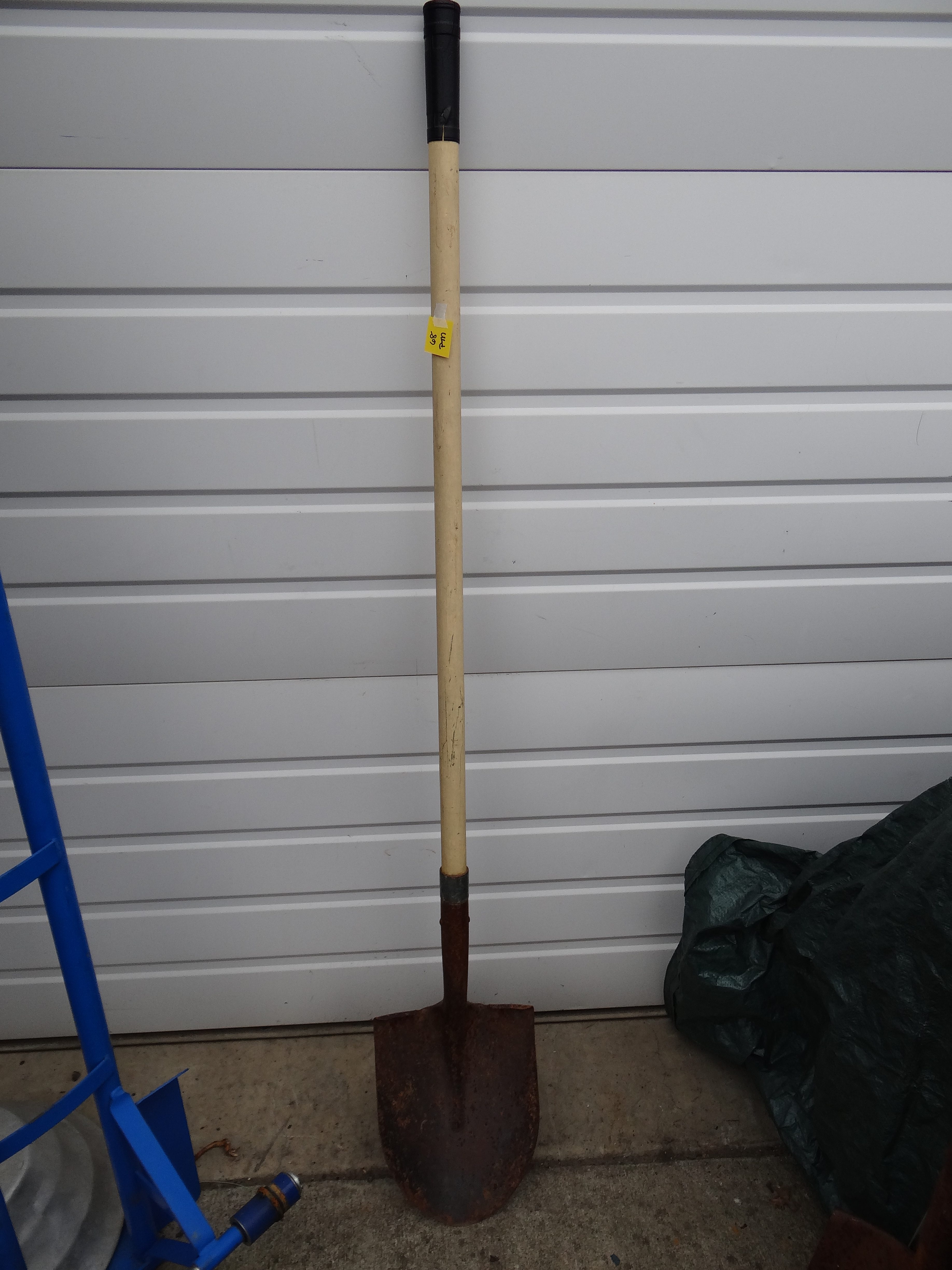 PM68Fiberglass Handled Round Nose Shovel Wilbur Auction