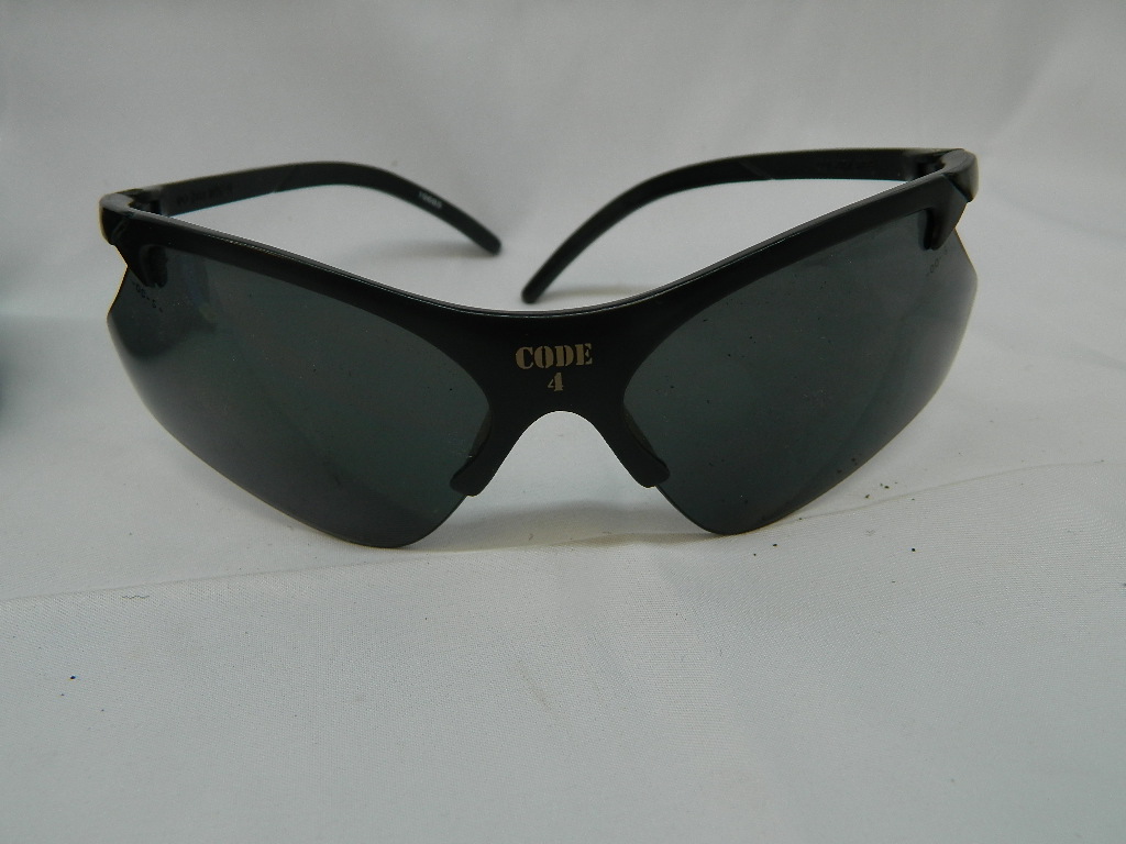 OE3561- SMITH AND WESSON Code 4 Black Sunglasses w/ Easy Twist Sun Case â Wilbur Auction
