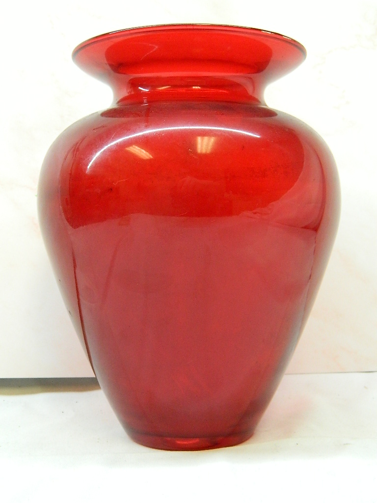 AA4315 BEAUTIFUL Red Glass Vase 8 In Tall Wilbur Auction
