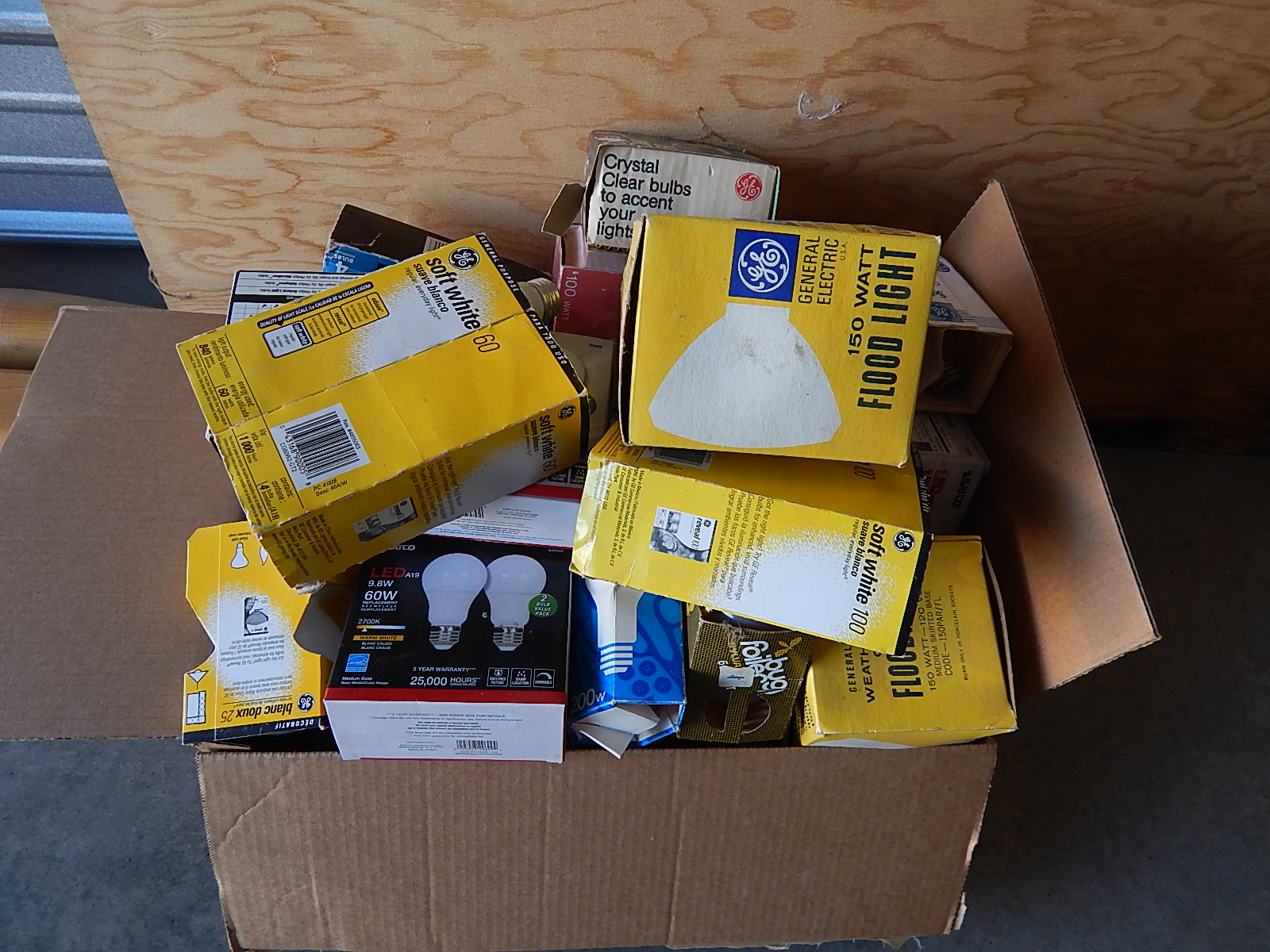 11-box-full-of-various-light-bulbs-still-in-boxes-wilbur-auction