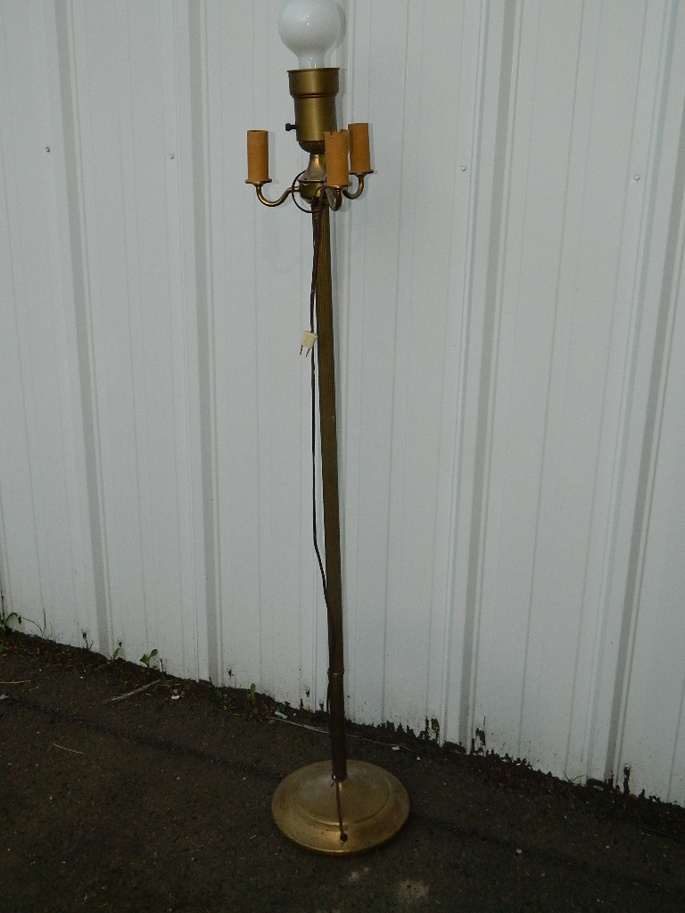 AA3776 Neat Looking Candelabra Gold Toned Vintage Floor Lamp Wilbur