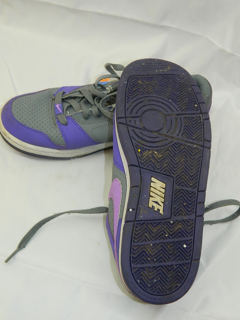 AA3755 Pair of LIKE NEW WOMEN’S Size 7Y NIKE Purple and Grey Running