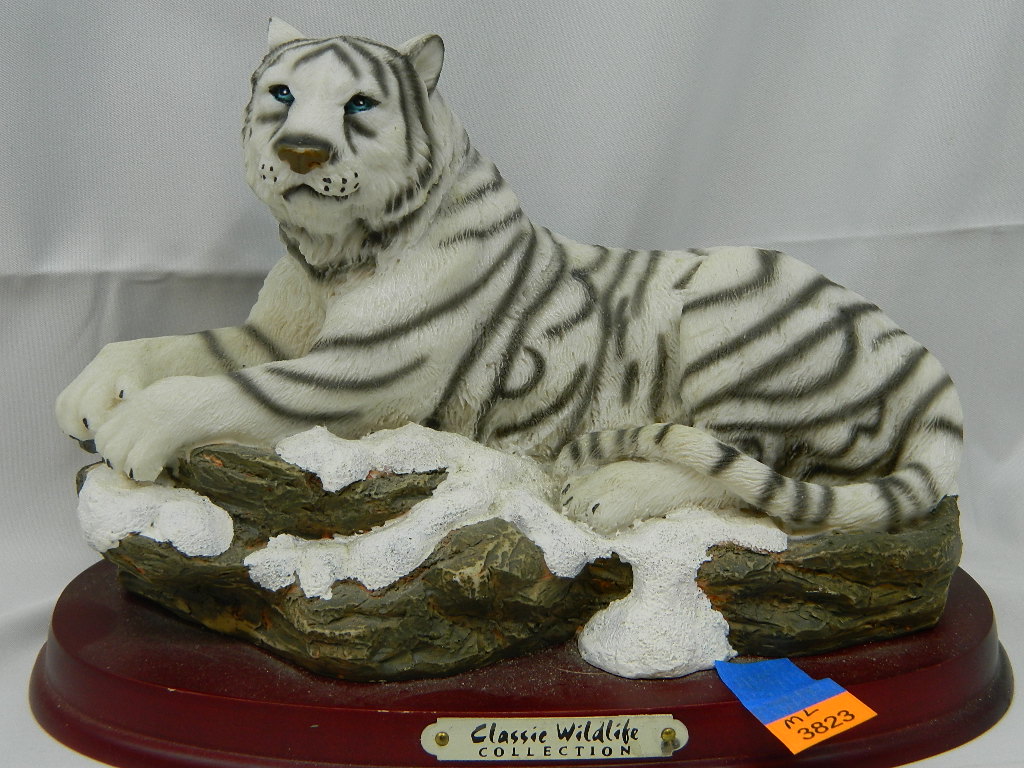 ML3823 BEAUTIFUL ‘Classic Wildlife Collection’ Large Resin Made White