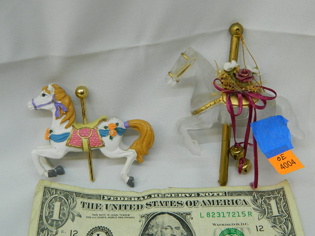 OE4004 Pair of BEAUTIFUL Plastic Carousel Horse Figurines 3 Inches