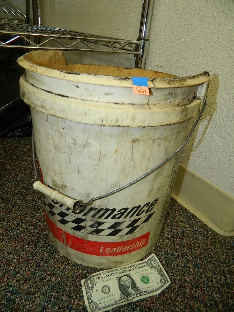 FL5047 LARGE Bucket FULL of Large Nuts and Bolts ‘Bolts Range in Size