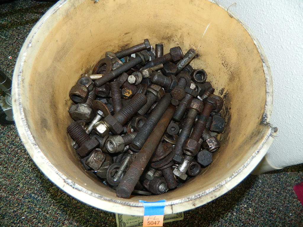 FL5047 LARGE Bucket FULL of Large Nuts and Bolts ‘Bolts Range in Size