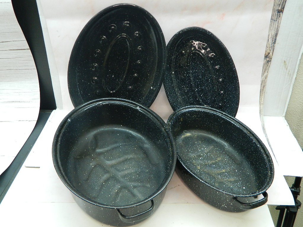 BH5595 Set of Black and White Enamel Roasting Pans w/ Lids ‘3×8 and 3.