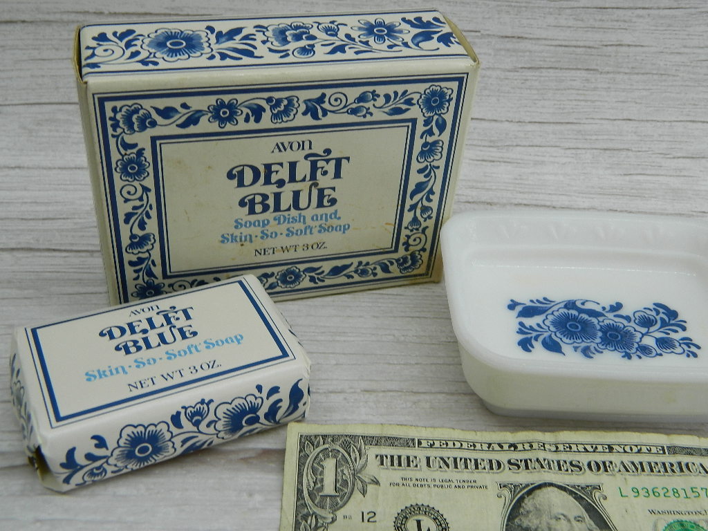 BH6252 IN BOX Vintage ‘AVON’ Delft Blue Soap Dish and SkinSoSoft