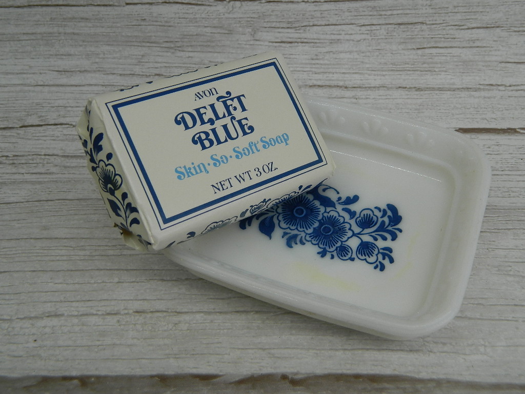 BH6252 IN BOX Vintage ‘AVON’ Delft Blue Soap Dish and SkinSoSoft