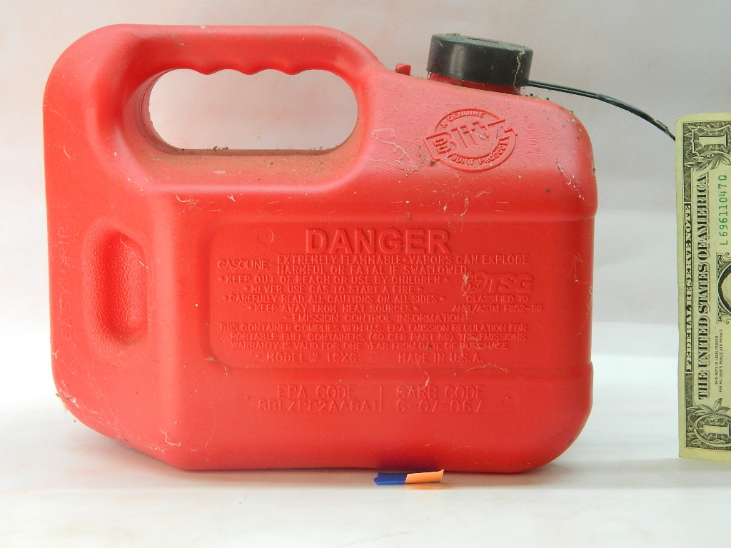 AA5820 Small Red Plastic 1 Gallon Gas Can w/ Cap Wilbur Auction