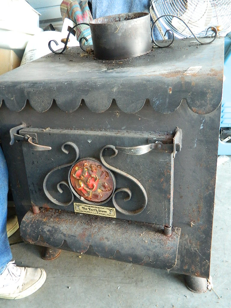 SG10014 Vintage THE EARTH STOVE Model 3340 Wood Burning Stove Needs Cleaned Some Rusting