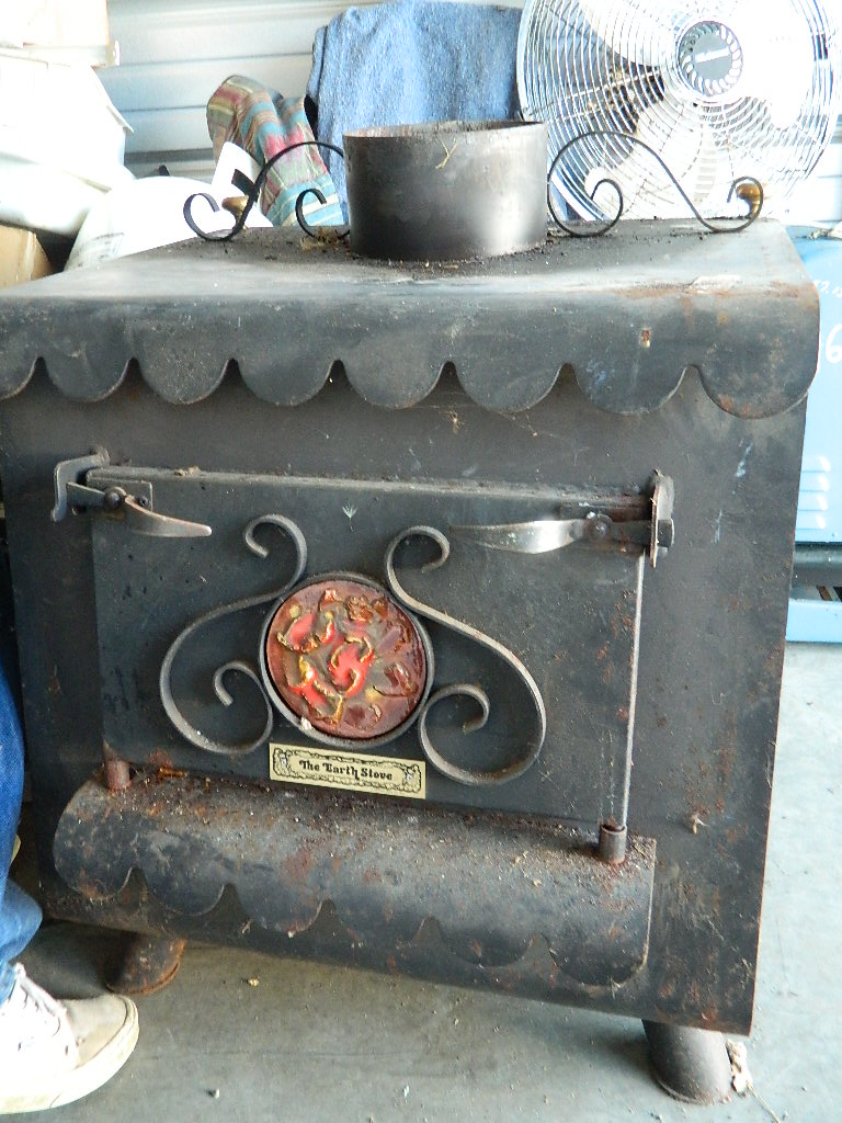 SG10014 Vintage THE EARTH STOVE Model 3340 Wood Burning Stove Needs