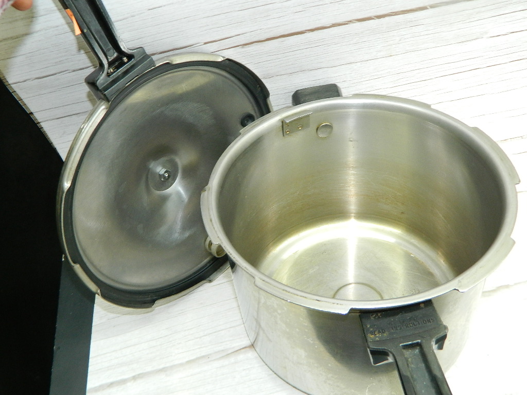 AA7331 Vintage 1960’s PRESTO Stainless Steel Pressure Cooker Great