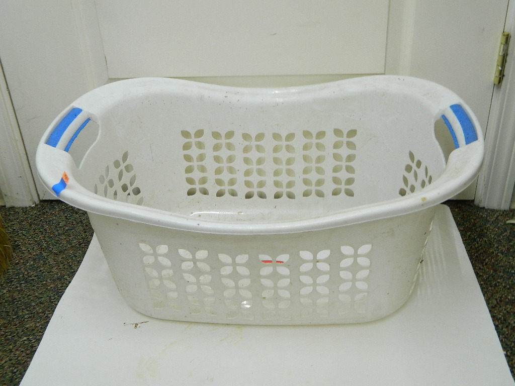 SG7456 large White RUBBERMAID Laundry Basket w/ Padded Handles