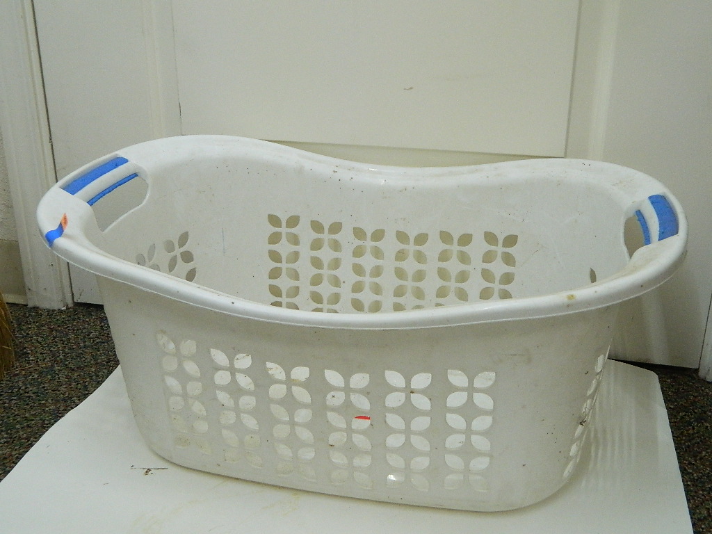 SG7456 large White RUBBERMAID Laundry Basket w/ Padded Handles