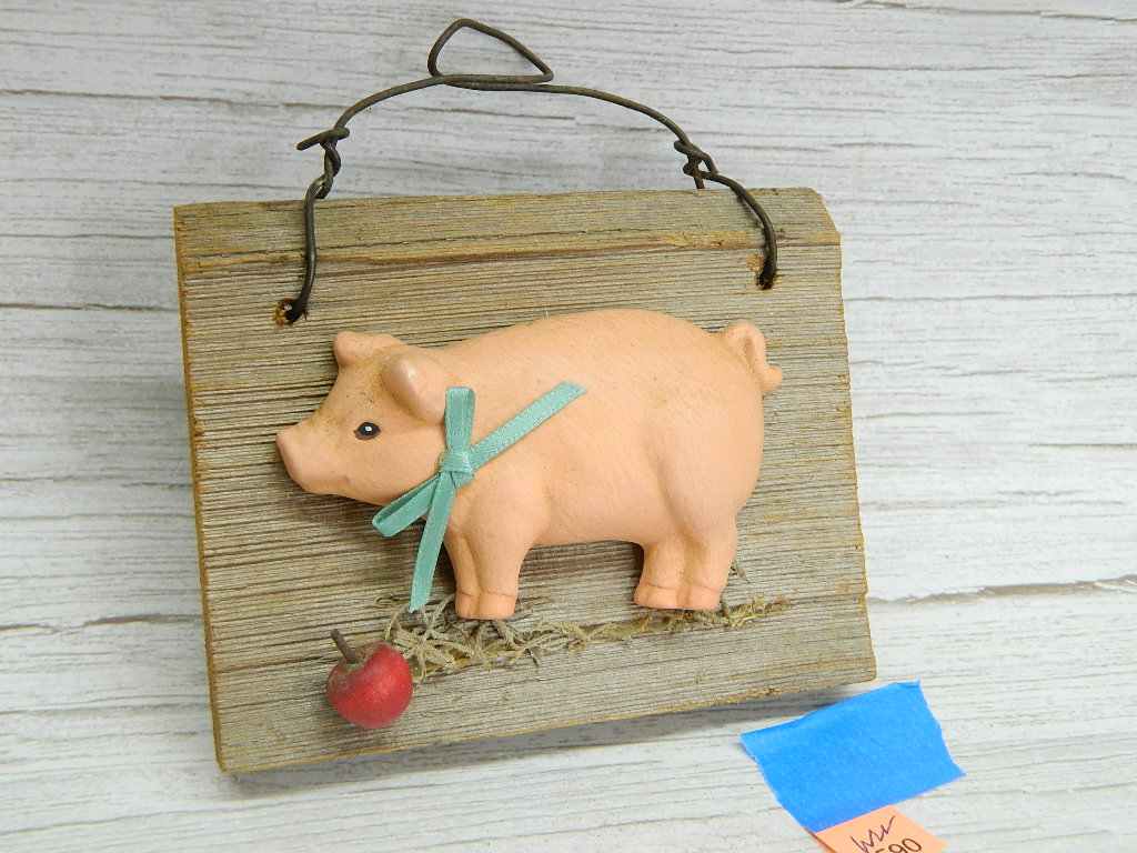 WN7590 Super Cute Small Wooden and Resin Made Pig Wall Décor ‘3.5×4