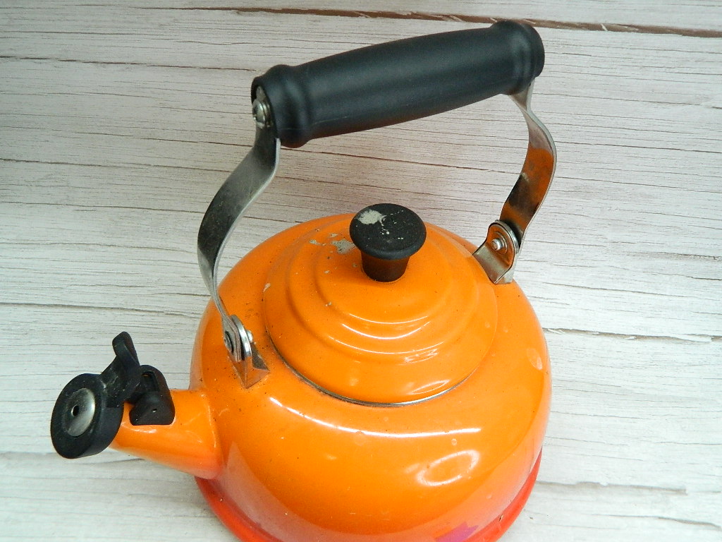 AA7799 Vintage 1.6 Liter LE CREUSET Orange Enamel Metal Made Handled