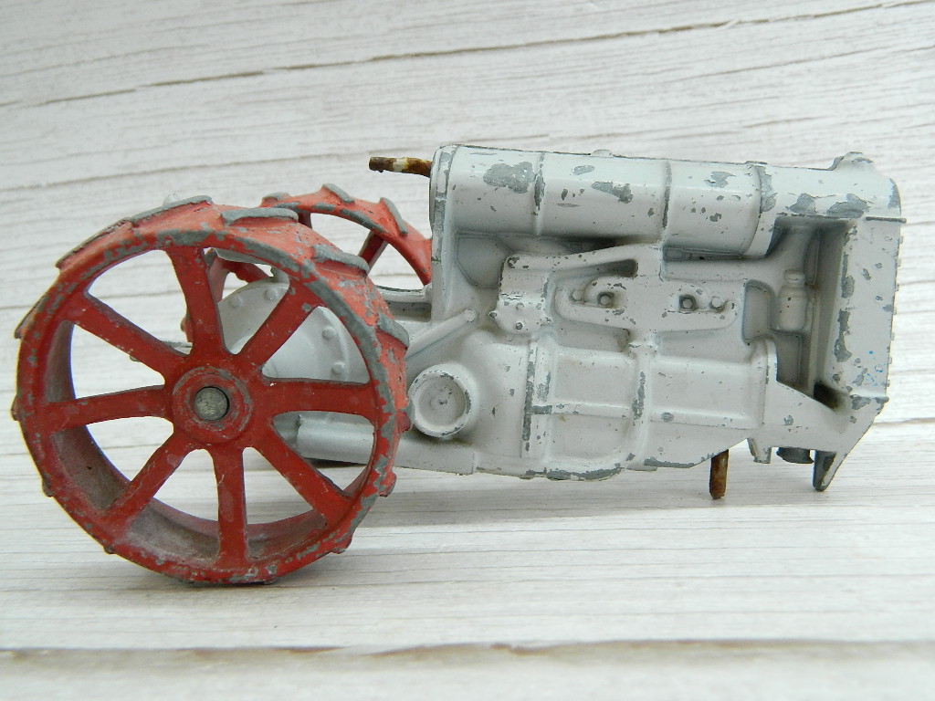 CF6636 Old RARE Metal Made ‘FORDSON’ Marked Grey and Red Painted Tractor Toy PARTS ONLY ‘3 x6x4