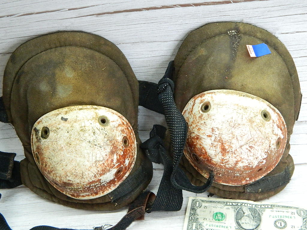 OE6662 PAIR of OLD CUSTOM KNEE PADS Wilbur Auction
