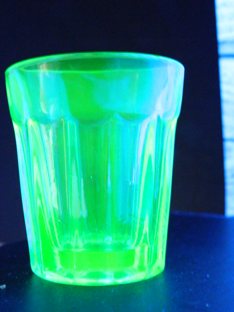 BH6731 Vintage Collectible VASELINE GLASS SHOTGLASS ‘Glows Under Black