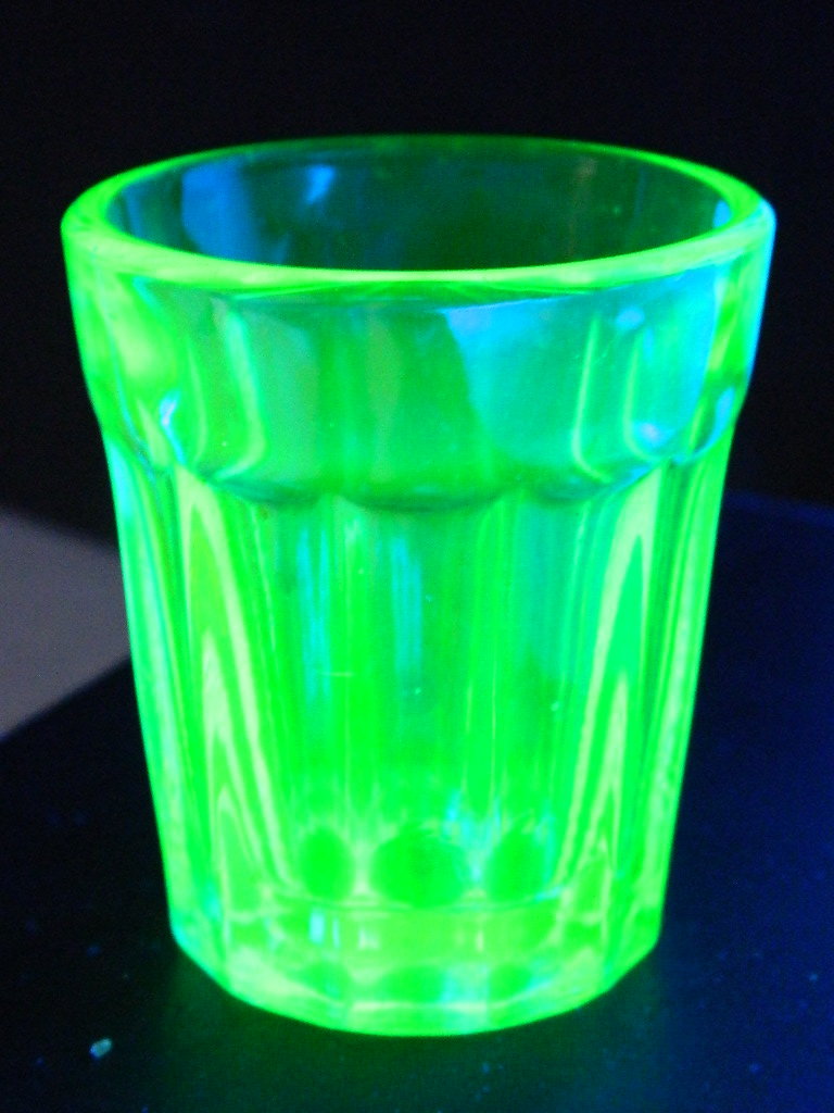 BH6731 Vintage Collectible VASELINE GLASS SHOTGLASS ‘Glows Under Black