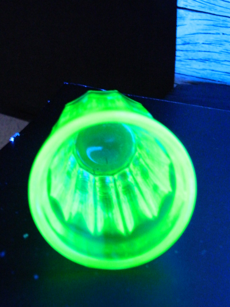 BH6731 Vintage Collectible VASELINE GLASS SHOTGLASS ‘Glows Under Black