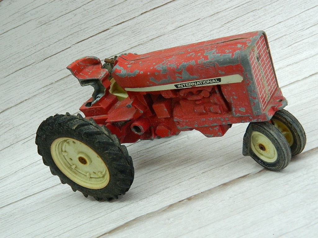 CG6734 Vintage INTERNATIONAL ‘ERTL CO. DyersVille USA Red Painted
