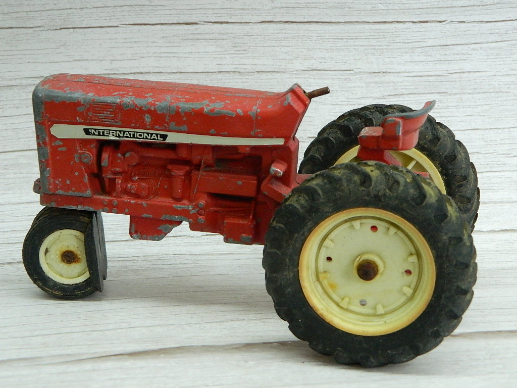 CG6734 Vintage INTERNATIONAL ‘ERTL CO. DyersVille USA Red Painted