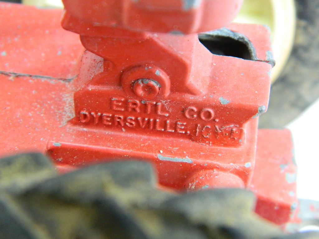 CG6734 Vintage INTERNATIONAL ‘ERTL CO. DyersVille USA Red Painted