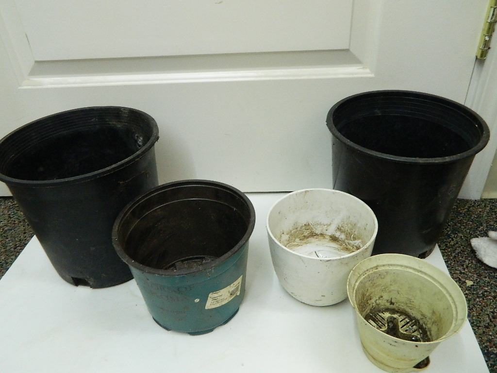 OE00010 Collection of Ceramic and Plastic Made Flower Pots ‘Sizes are