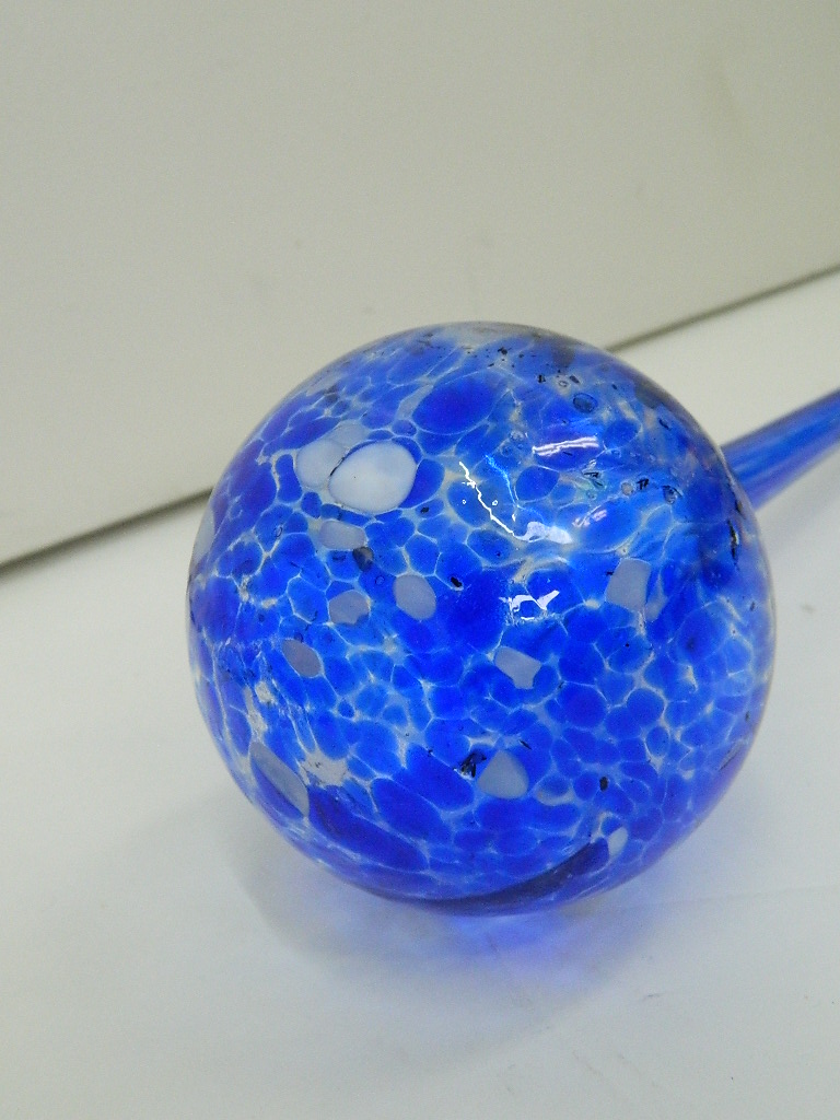 SM0016 Large Glass Water Globe, Green/White Confetti, 14in Long x3.5