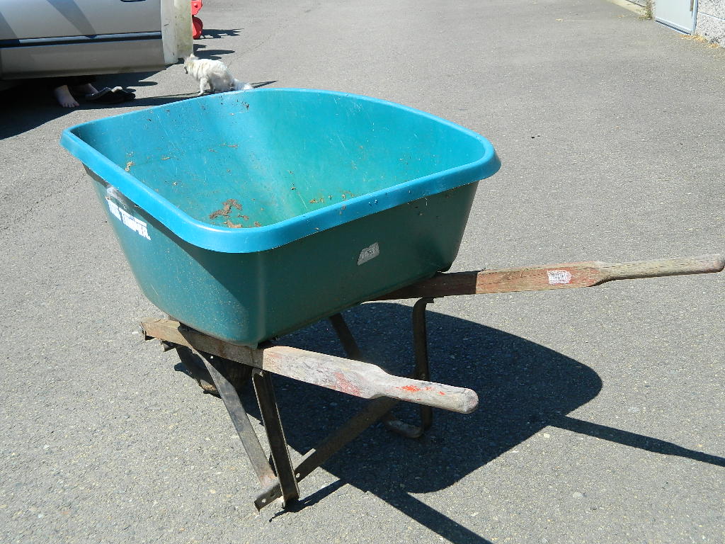 true temper green wheelbarrow