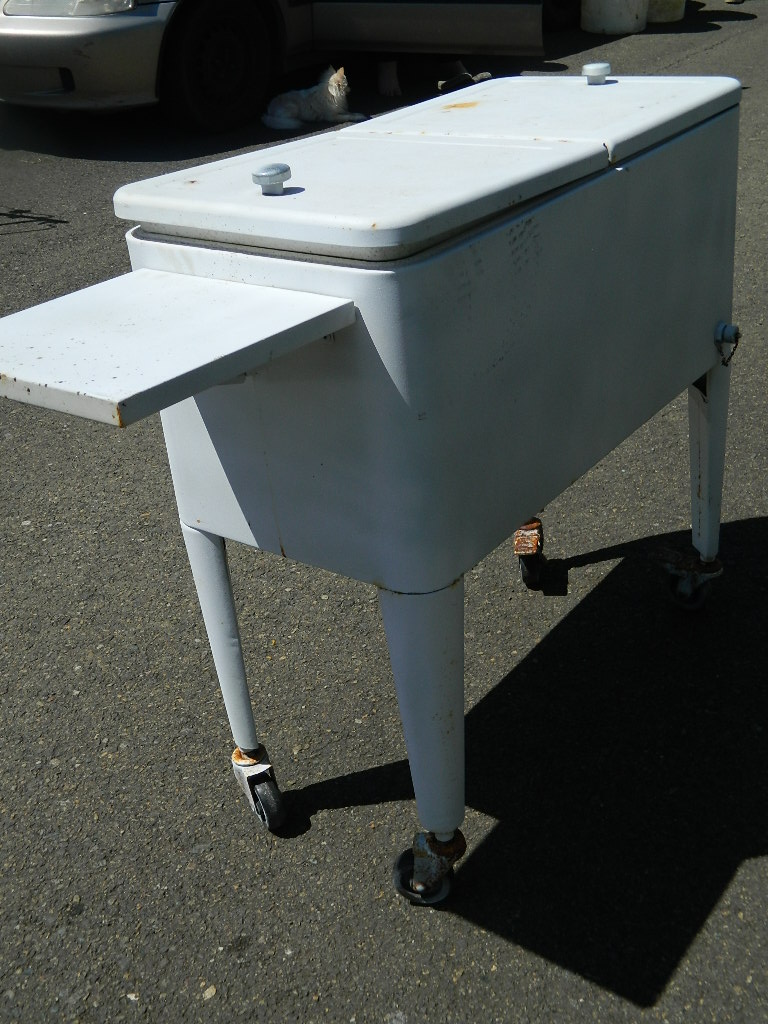 SG1001 Vintage White Metal Made Ice Box Cooler on Wheels W/ Double
