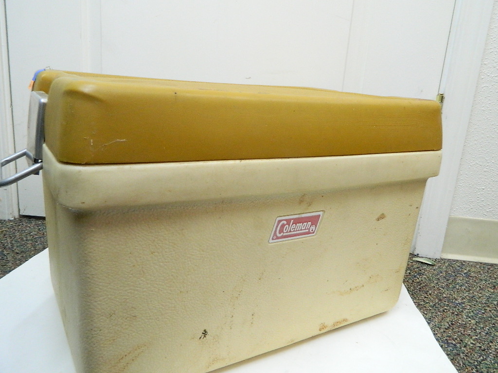 OE8041 Vintage Heavy Duty Plastic Made COLEMAN Cooler w/ Metal Handled