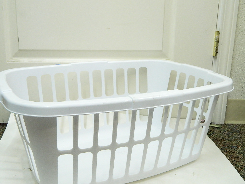OE8257 Heavy Duty Like New Large White Plastic Laundry Basket ‘10