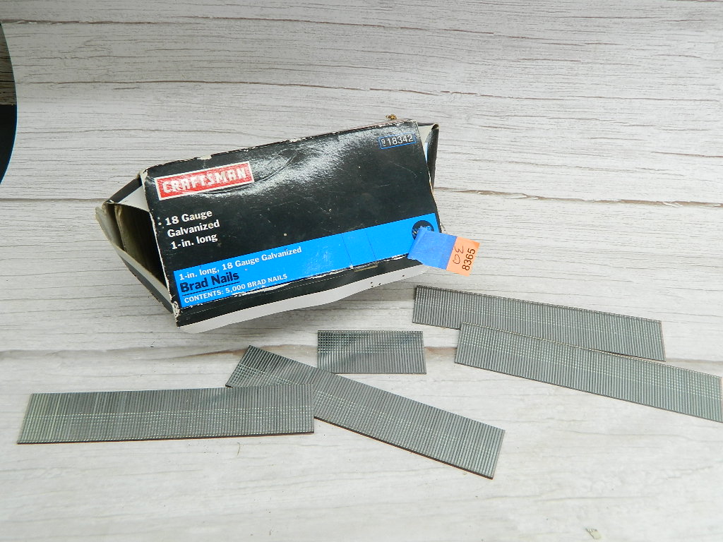 OE8365 Mostly Full CRAFTSMAN 18 Gauge Galvanized 1in Brad Nails