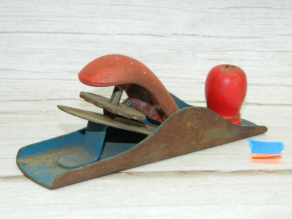 SG8442 Vintage Small Metal Made Red and Blue Painted w/ Wooden Handled